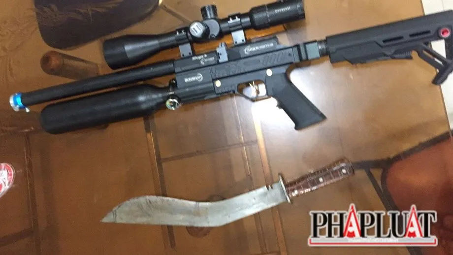 Hầu hết vũ khí, công cụ hỗ trợ người dân mua trên mạng xã hội. Ảnh: VÕ TÙNG