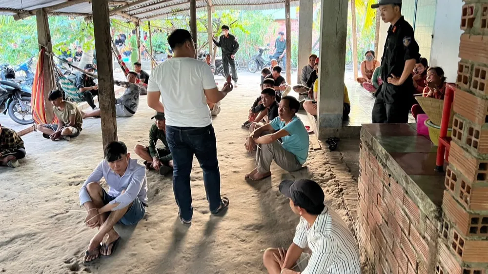 Công an tạm giữ 18 con bạc. Ảnh: VÕ TÙNG Công an tạm giữ 18 con bạc. Ảnh: VÕ TÙNG