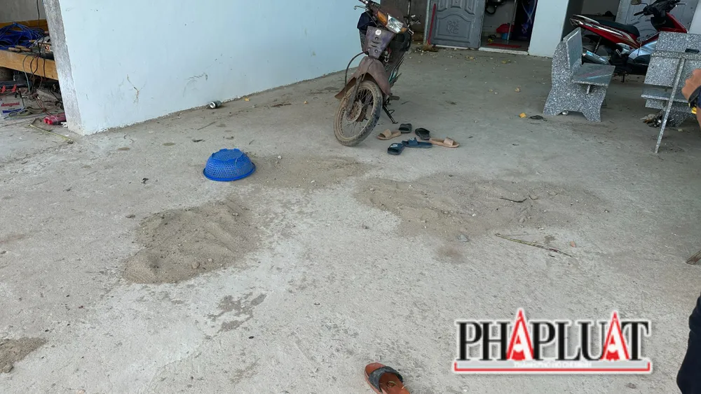 Hiện trường vụ án mạng thương tâm. Ảnh: VÕ TÙNG