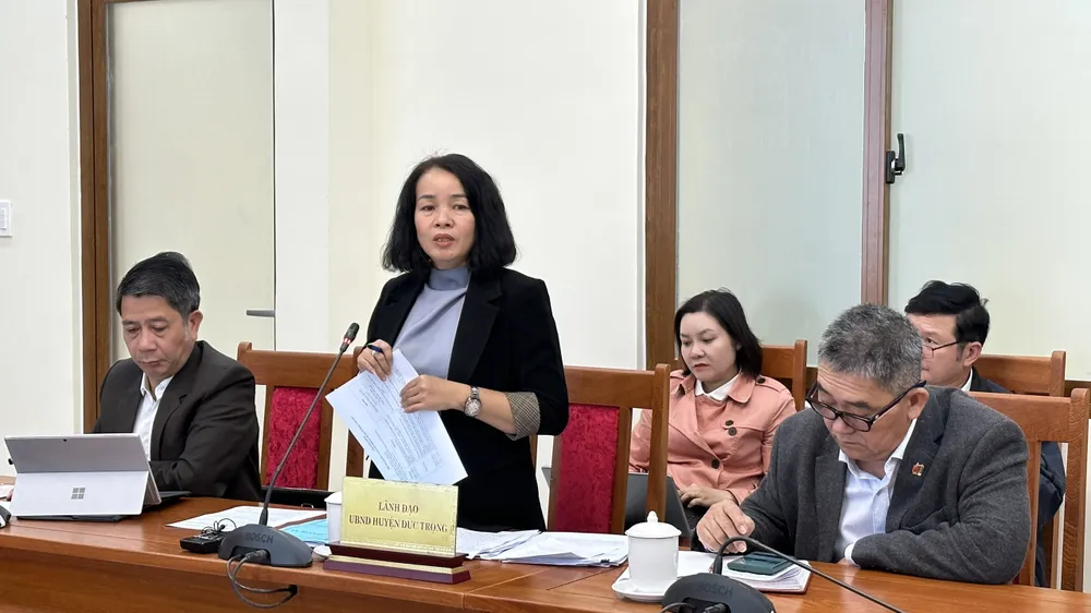 Phó Chủ tịch UBND huyện Đức Trọng thông tin cho báo chí về dự án Hồ chứa nước Ta Hoét. Ảnh: VÕ TÙNG