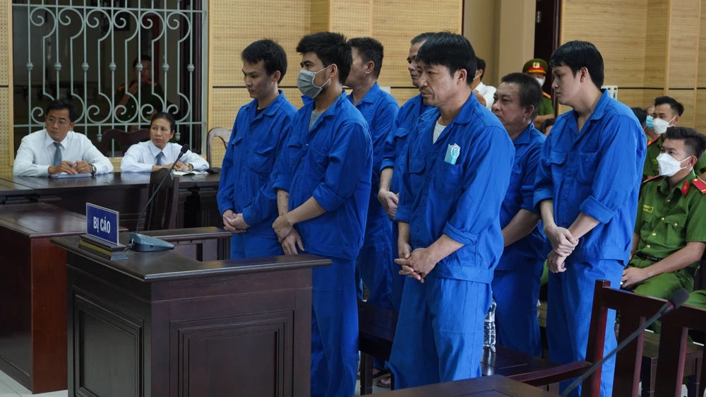 Bảy bị cáo chia nhau 55 năm tù vì buôn lậu đường cát và gỗ từ Campuchia về Việt Nam. Ảnh: VT