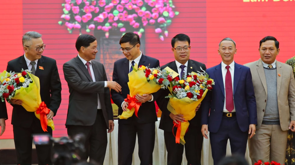 Ông Nguyễn Ngọc Phúc (thứ 3 từ phải sang) được HĐND tỉnh Lâm Đồng bầu làm Phó Chủ tịch UBND tỉnh. Ảnh: PV