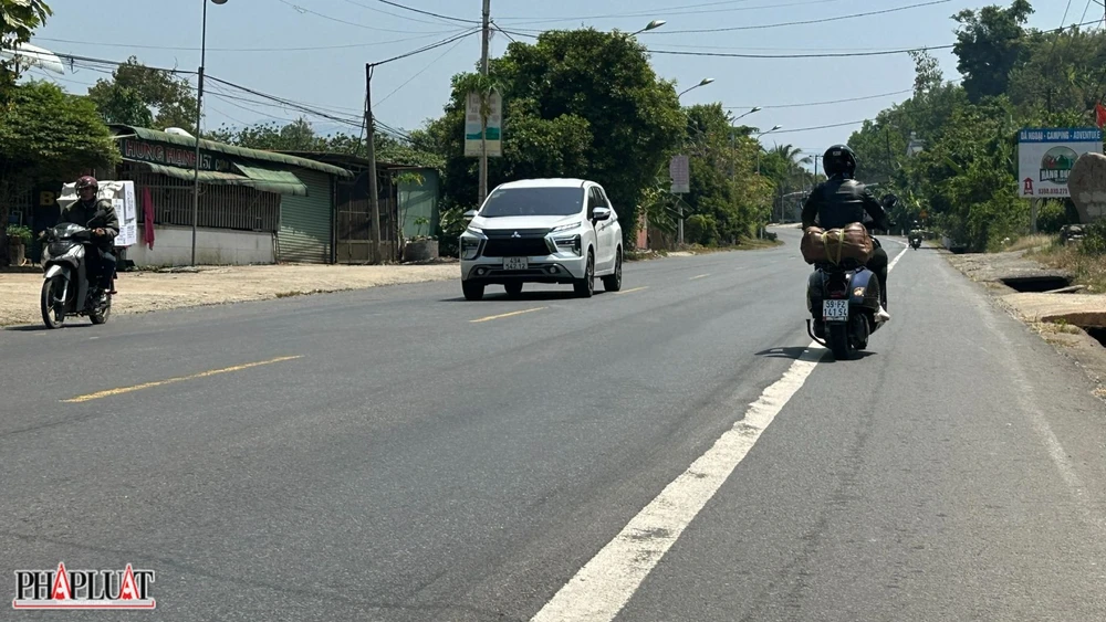 Quốc lộ 20 gợn nhiều sóng trâu, gây nguy hiểm cho người tham gia giao thông. Ảnh: VÕ TÙNG