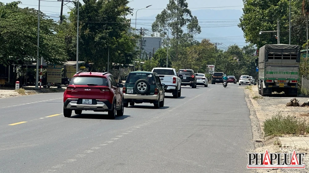 Khu đông dân cư ở thị trấn Đạ M’ri cho phép xe chạy tốc độ 80km/h. Ảnh: VÕ TÙNG