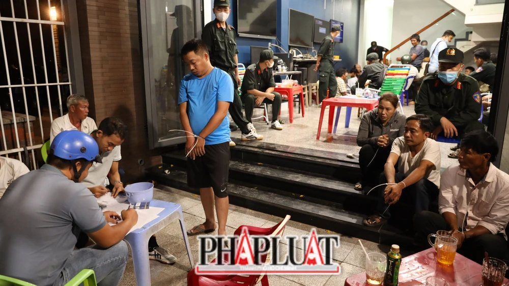 Công an bắt giữ 79 con bạc cùng hàng trăm triệu đồng. Ảnh: VÕ TÙNG