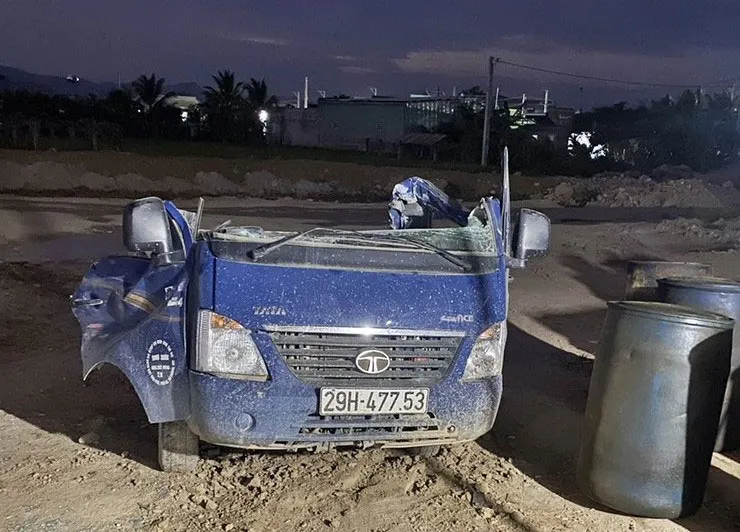 Vụ tài xế xe múc đập nát ô tô: Khả năng phạm thêm tội giết người? ảnh 2 Vụ tài xế xe múc đập nát ô tô: Khả năng phạm thêm tội giết người? ảnh 2