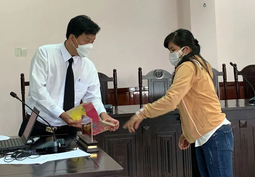 Kết quả bất ngờ vụ 'cướp xuyên không': Bắt giam bị cáo ngay tại tòa ảnh 2 Kết quả bất ngờ vụ 'cướp xuyên không': Bắt giam bị cáo ngay tại tòa ảnh 2