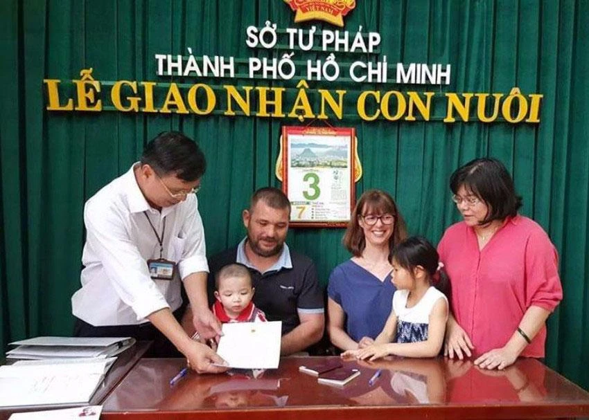 Con nuôi phải được đăng ký với cơ quan có thẩm quyền thì mới được hưởng quyền thừa kế giống như con đẻ. Ảnh: KP Con nuôi phải được đăng ký với cơ quan có thẩm quyền thì mới được hưởng quyền thừa kế giống như con đẻ. Ảnh: KP