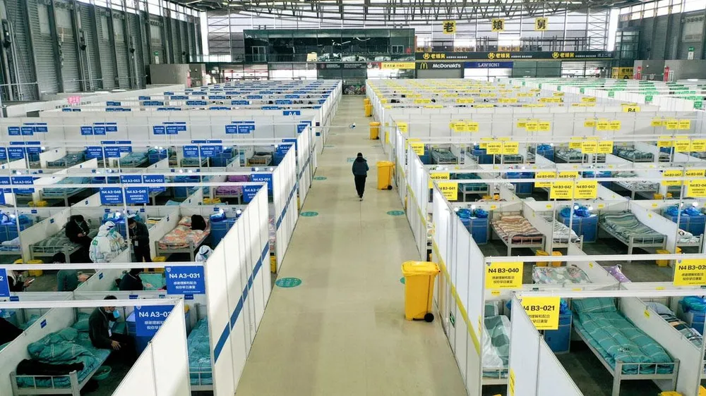 Bệnh nhân COVID-19 cách ly tại một bệnh viện dã chiến ở TP Thượng Hải (Trung Quốc) ngày 4-4. Ảnh: TÂN HOA XÃ