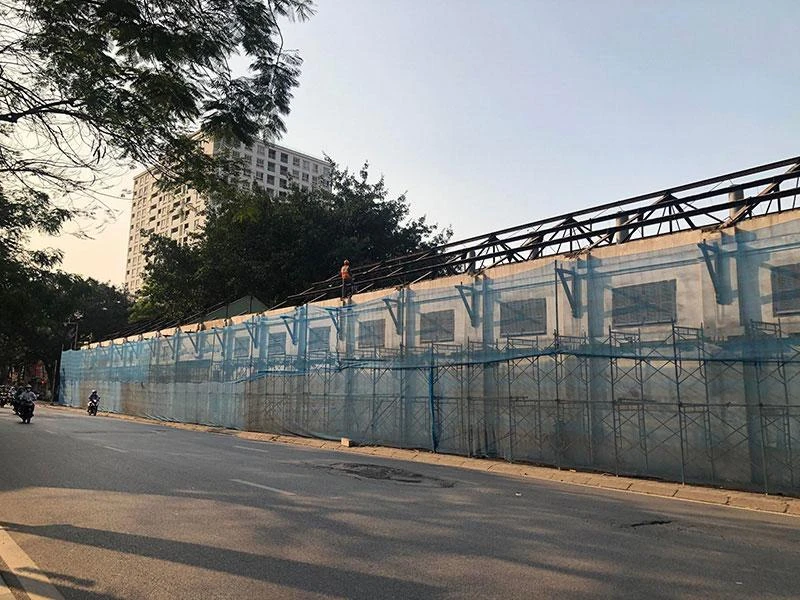 Nhà máy 100 tuổi tại 61 Trần Phú đang bị phá dỡ dở dang. Ảnh: TRỌNG PHÚ