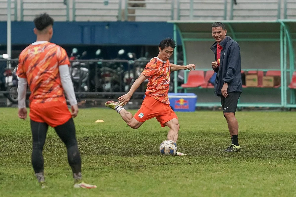 HLV Kiatisak luyện bài cho Công Phượng trước khi vào giải. Ảnh: ANH PHƯƠNG HLV Kiatisak luyện bài cho Công Phượng trước khi vào giải. Ảnh: ANH PHƯƠNG