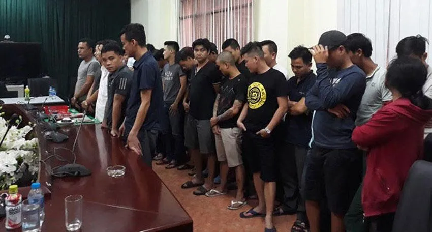 Các đối tượng bị bắt quả tang trong sòng bạc ở quận Gò Vấp. Ảnh: CACC