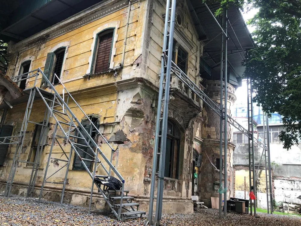 Ngôi biệt thự cổ tại 49 Trần Hưng Đạo đang được quận Hoàn Kiếm tôn tạo để làm trung tâm giao lưu văn hóa của khu phố cũ. Ảnh: TRỌNG PHÚ Ngôi biệt thự cổ tại 49 Trần Hưng Đạo đang được quận Hoàn Kiếm tôn tạo để làm trung tâm giao lưu văn hóa của khu phố cũ. Ảnh: TRỌNG PHÚ