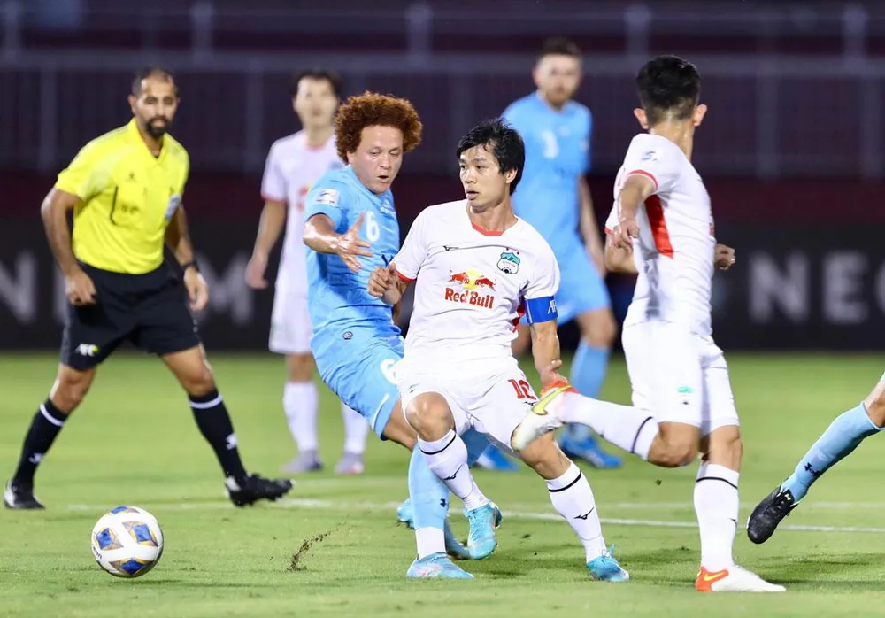 Đội trưởng Công Phượng và đồng đội quyết không để thua Jeonbuk Hyundai Motors. Ảnh: ANH PHƯƠNG