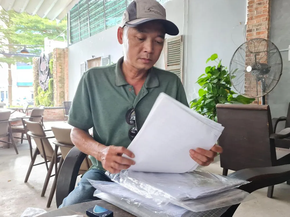 Ông Trần Minh Đức mòn mỏi chờ kết quả trả lời của Công an thị xã Tân Uyên. Ảnh: VŨ HỘI Ông Trần Minh Đức mòn mỏi chờ kết quả trả lời của Công an thị xã Tân Uyên. Ảnh: VŨ HỘI