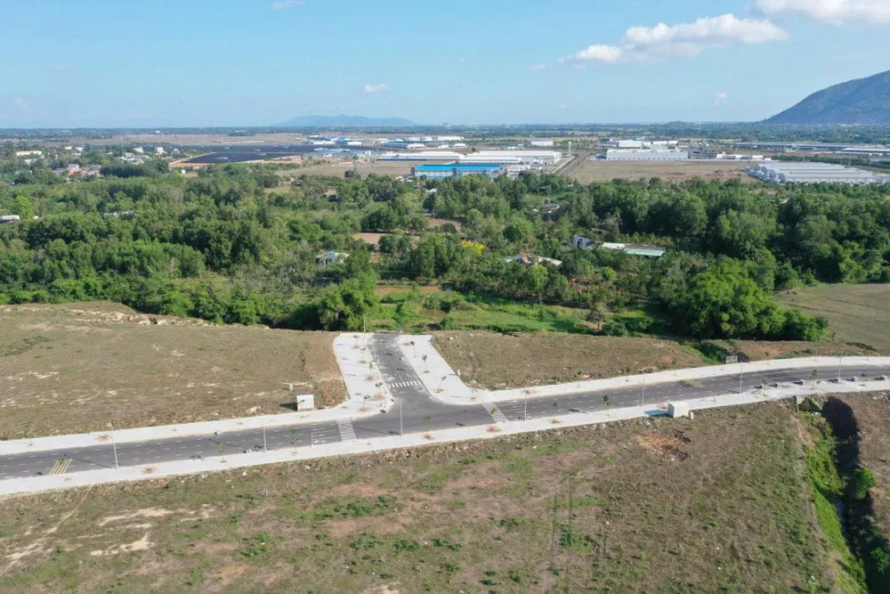 Hạ tầng Khu công nghiệp Sonadezi Châu Đức đã triển khai ở hai bên đất thuộc khu vực tổ 6, thôn Quảng Tây, xã Nghĩa Thành. Ảnh: THÁI BÌNH Hạ tầng Khu công nghiệp Sonadezi Châu Đức đã triển khai ở hai bên đất thuộc khu vực tổ 6, thôn Quảng Tây, xã Nghĩa Thành. Ảnh: THÁI BÌNH