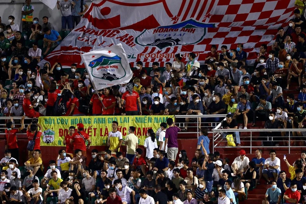 Văn Toàn và đồng đội (ảnh trên) luôn chơi nỗ lực dưới sự cổ vũ cuồng nhiệt của giới hâm mộ trên sân Thống Nhất (ảnh dưới). Ảnh: ANH PHƯƠNG