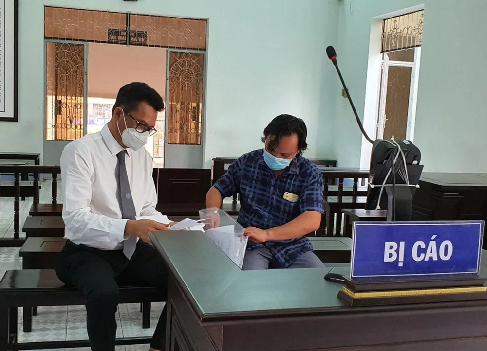 Bị cáoNguyễn Hoàng Khanh trao đổi với luật sư tại phiên tòa sơ thẩm. Ảnh: VH