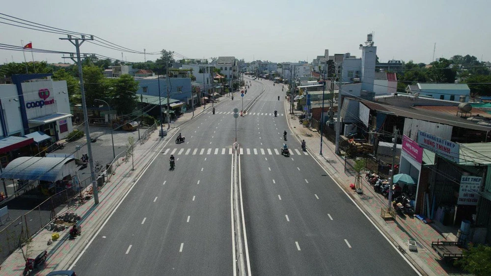 Công trình đường Đặng Thúc Vịnh (huyện Hóc Môn) rộng rãi, thông thoáng sau khi được nâng cấp. Ảnh: ĐT