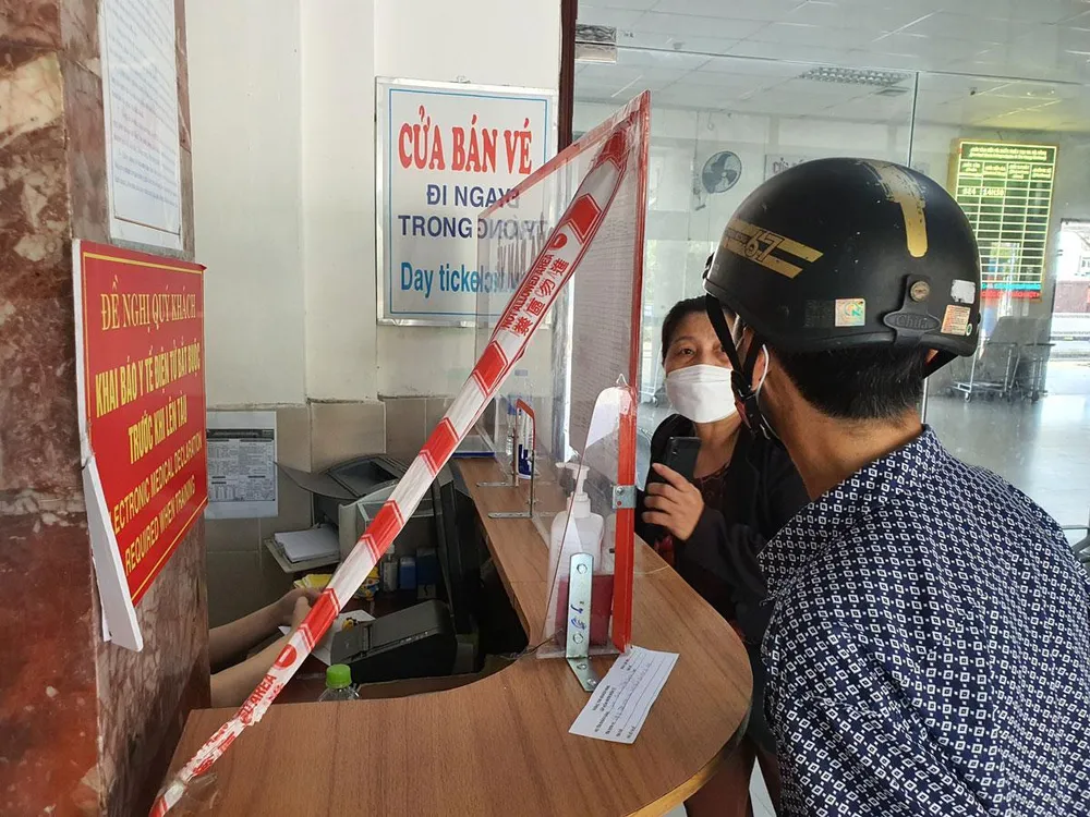 Những hành khách hiếm hoi đến ga Đà Nẵng hỏi mua vé tàu ngày 26-4. Ảnh: TẤN VIỆT