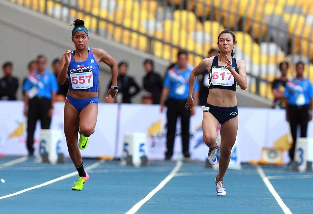 Thật tiếc khi đường chạy tốc độ, cả hai “nữ hoàng” Tú Chinh (phải) và Knott đều vắng. Ảnh: ND