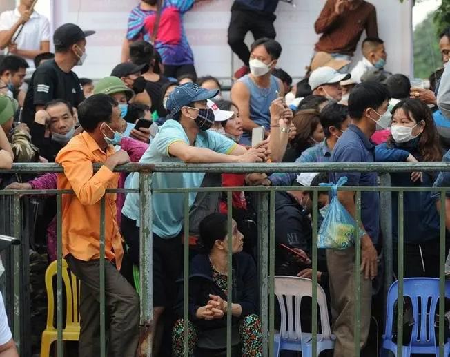 Cảnh xếp hàng săn vé ở Phú Thọ. Ảnh: LAO ĐỘNG Cảnh xếp hàng săn vé ở Phú Thọ. Ảnh: LAO ĐỘNG