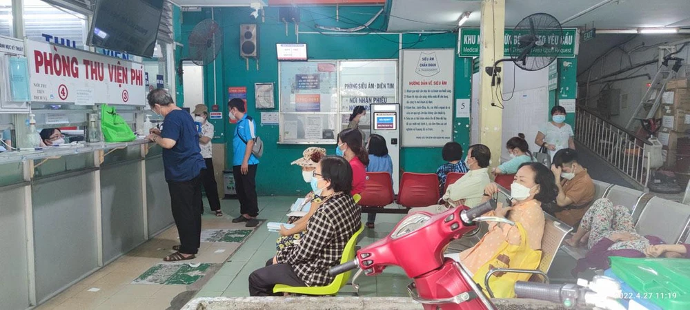 Người dân đến đăng ký khám chữa bệnh tại BV Phú Nhuận. Ảnh: NGUYỄN HIỀN