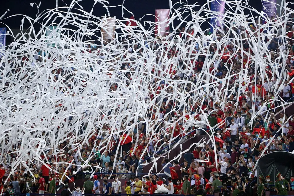 Cơn mưa giấy cổ vũ đội nhà được xem là quá liều, hơn cả Nou Camp. Ảnh: ANH HỮU