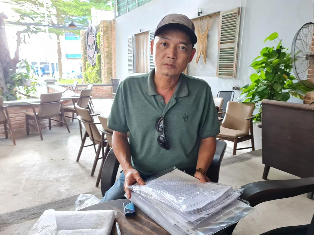 Ông Trần Minh Đức chờ Công an thị xã Tân Uyên trả lời. Ảnh: VŨ HỘI