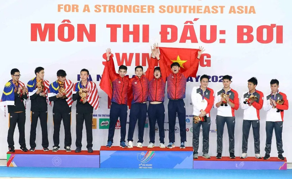 Bộ tứ 4x200 m tự do nam khiến Shooling và các đồng đội Singapore phải ngước nhìn những nhà tân vô địch sở hữu kỷ lục SEA Games mới. Ảnh: ANH PHƯƠNG