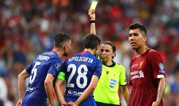 Nữ trọng tài Stephanie Frappart từng làm trọng tài chính trận Siêu cúp châu Âu giữa Liverpool và Chelsea. Ảnh: GETTY IMAGES Nữ trọng tài Stephanie Frappart từng làm trọng tài chính trận Siêu cúp châu Âu giữa Liverpool và Chelsea. Ảnh: GETTY IMAGES