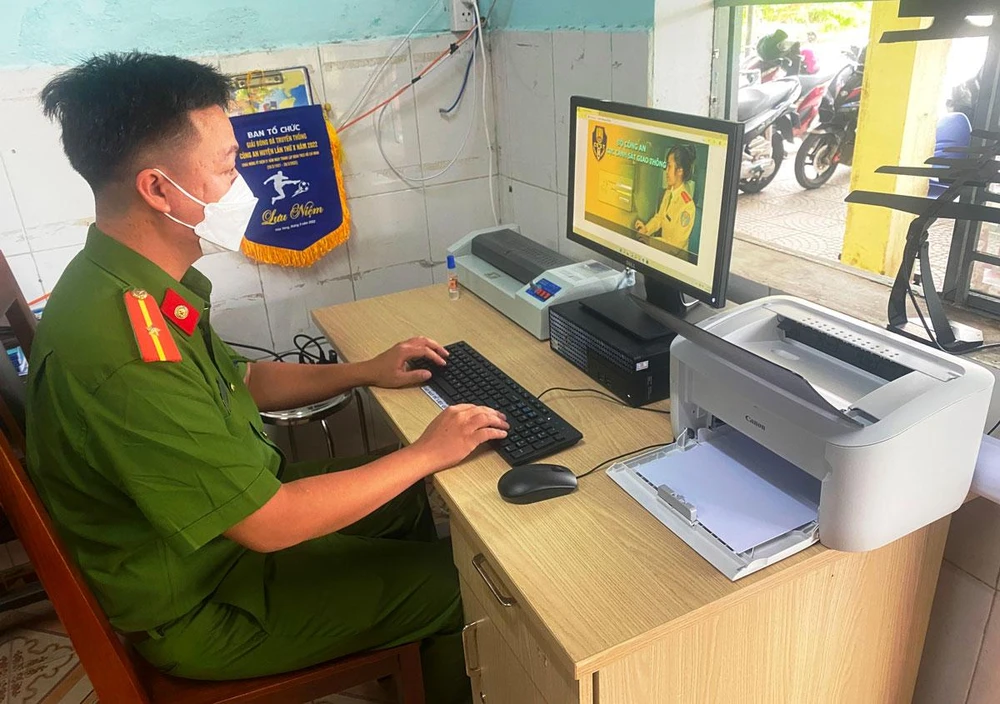 Cán bộ Công an xã Hòa Phong thao tác trên phần mềm cấp biển số cho nhuần nhuyễn để chuẩn bị cho việc cấp biển số. Ảnh: HẢI HIẾU