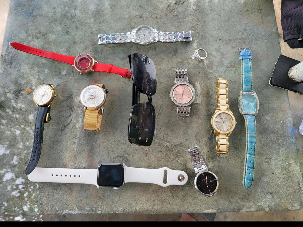 Đồng hồ, nhẫn, mắt kính đã được trả lại cho gia đình chị C. Ảnh: TS