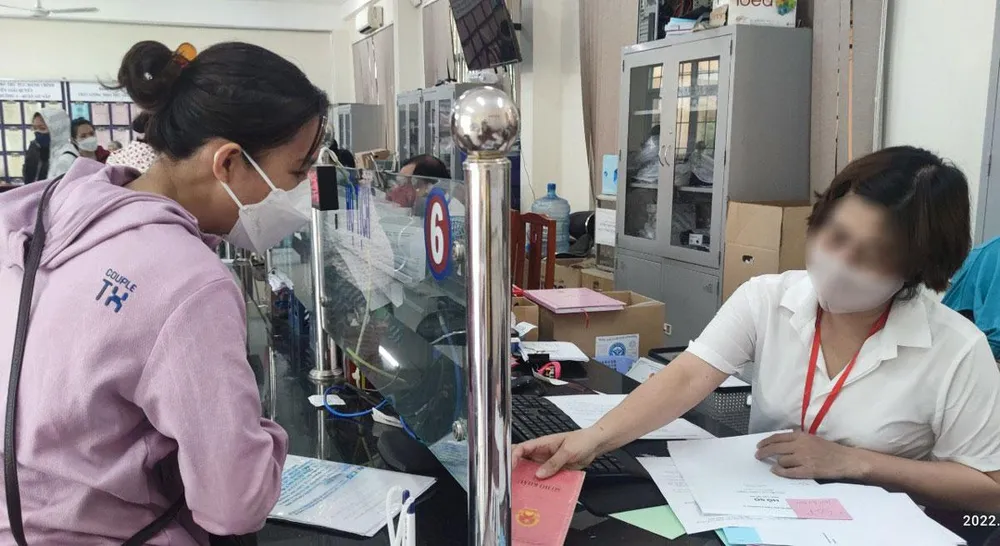 Người dân đến UBND phường 5, quận Gò Vấp để làm thủ tục hành chính liên quan đến hộ tịch. Ảnh: NGUYỄN HIỀN Người dân đến UBND phường 5, quận Gò Vấp để làm thủ tục hành chính liên quan đến hộ tịch. Ảnh: NGUYỄN HIỀN