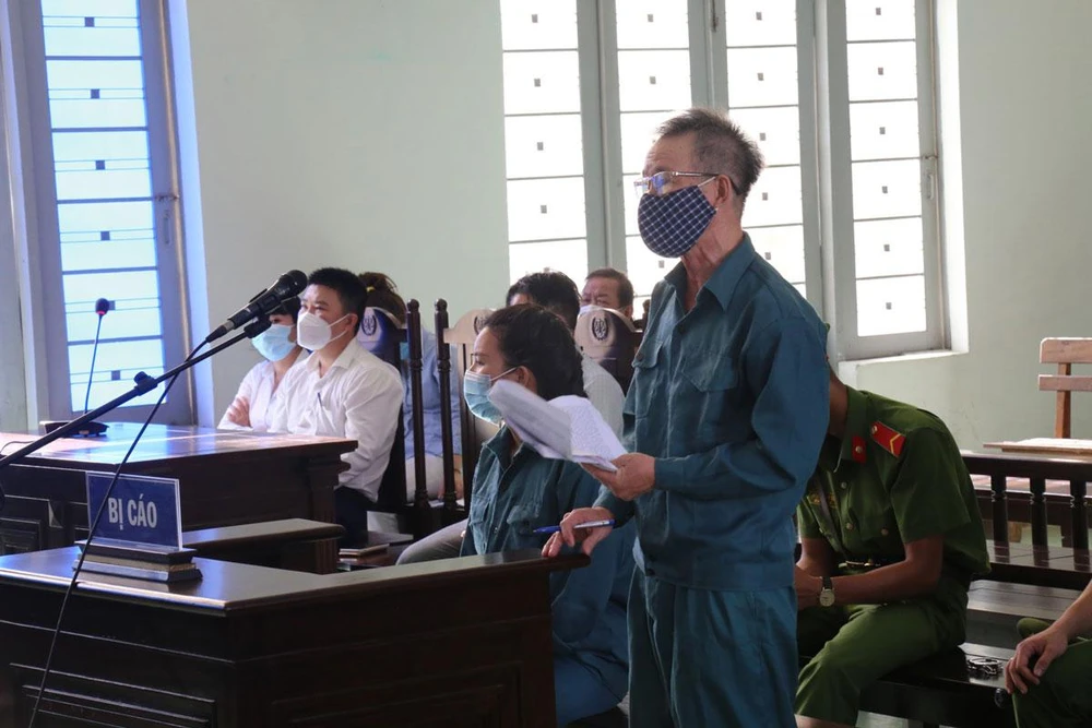 Hai bị cáo Thành và Yến tại phiên tòa. Ảnh: PĐ