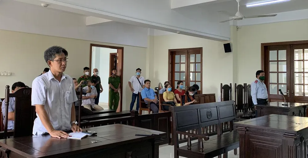 Ông Châu Lê Anh Hào (trái) và người bị kiện - ông Nguyễn Việt Thanh, Chánh Thanh tra Sở TT&amp;TT TP Cần Thơ, tại tòa. Ảnh: HẢI DƯƠNG