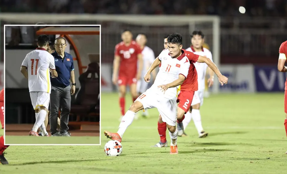 Cái bắt tay khen ngợi của HLV Park Hang-seo dành cho Tuấn Hải không phải vì hai bàn thắng mà vì sự trưởng thành. Ảnh: ANH PHƯƠNG Cái bắt tay khen ngợi của HLV Park Hang-seo dành cho Tuấn Hải không phải vì hai bàn thắng mà vì sự trưởng thành. Ảnh: ANH PHƯƠNG