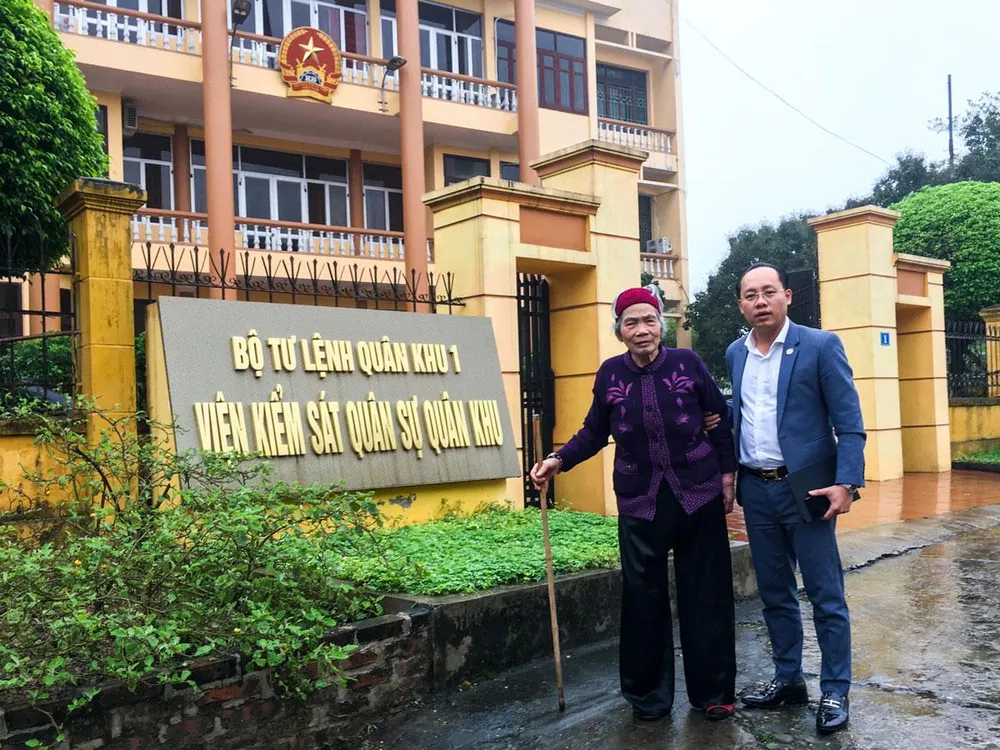 Cụ May (thời điểm còn đi lại được) cùng luật sư đến làm việc với Viện Kiểm sát quân sự Quân khu 1. Ảnh: UYÊN TRANG