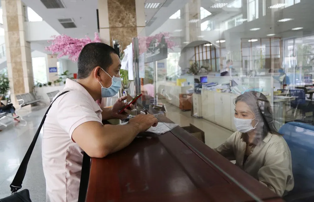 Người dân làm thủ tục thuế tại Cục thuế TP.HCM. Ảnh: HOÀNG GIANG Người dân làm thủ tục thuế tại Cục thuế TP.HCM. Ảnh: HOÀNG GIANG