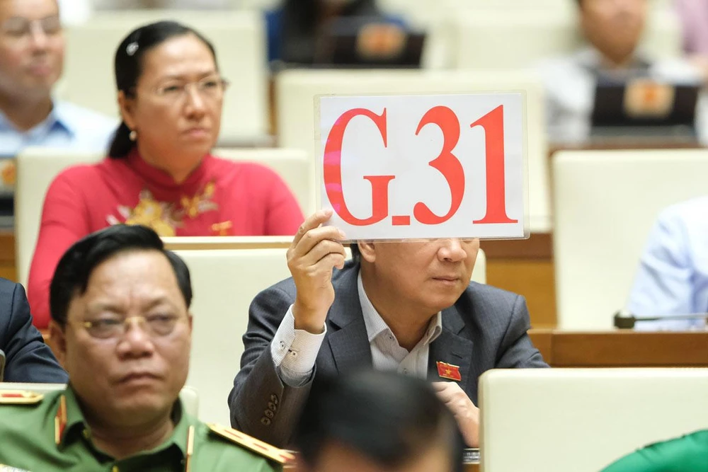 Đại biểu Quốc hội tiến hành chất vấn bằng cách bấm nút đăng ký tự động hoặc giơ biển để tranh luận lại với người trả lời chất vấn. Ảnh: QH