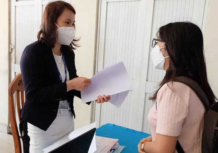 Người lao động được tư vấn và hỗ trợ làm thủ tục trong ngày tại ngày hội cải cách hành chính diễn ra vào sáng 8-6. Ảnh: TT Người lao động được tư vấn và hỗ trợ làm thủ tục trong ngày tại ngày hội cải cách hành chính diễn ra vào sáng 8-6. Ảnh: TT