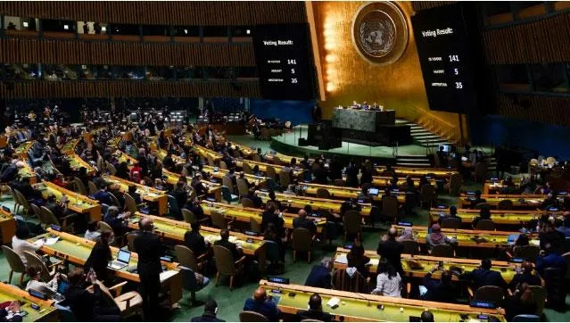 141 nước thành viên Đại hội đồng bỏ phiếu áp đảo vào đầu tháng 3 thông qua nghị quyết yêu cầu Nga ngay lập tức ngừng chiến dịch quân sự ở Ukraine, song nghị quyết không mang tính ràng buộc này chỉ là một thông điệp mang tính biểu tượng. Ảnh: AP