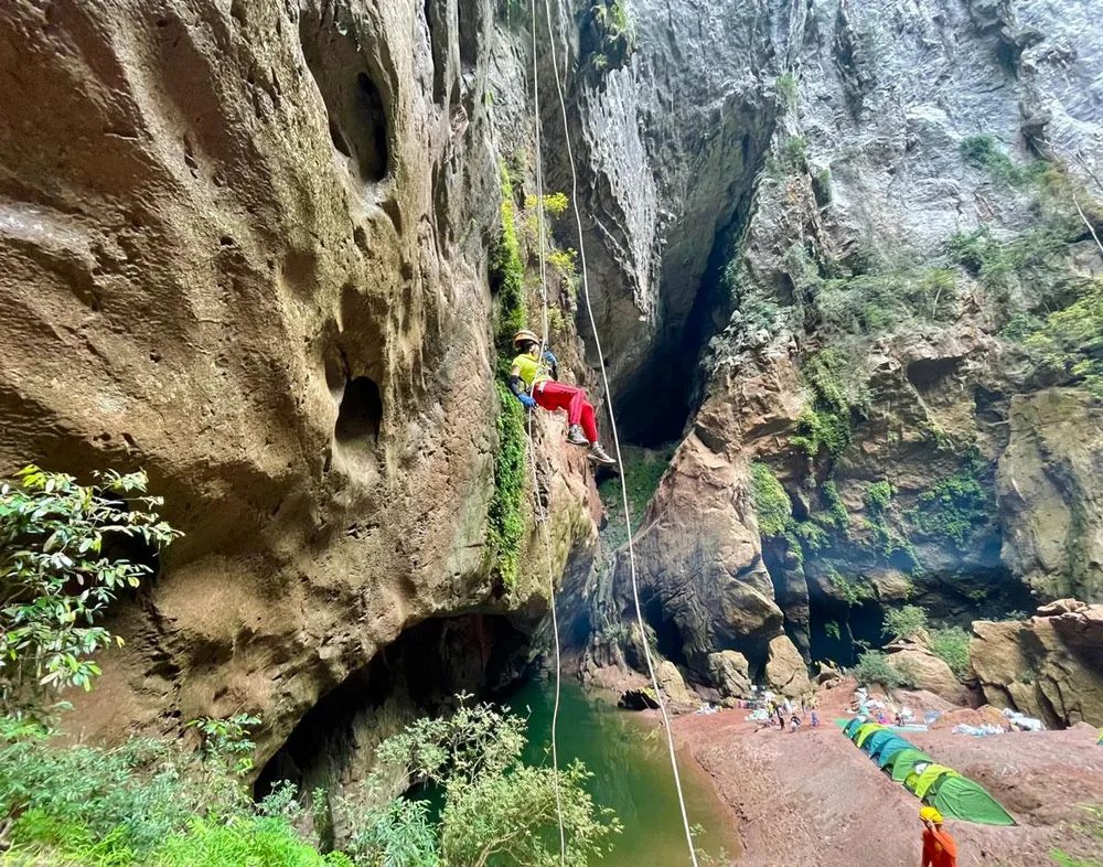 Du khách tham gia trải nghiệm đu dây chinh phục hố sụt Kong ở Quảng Bình. Ảnh: Jungle Boss
