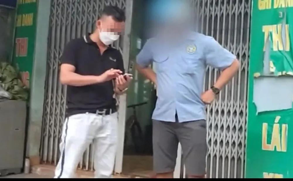 Ông H dẫn chúng tôi về nhà là một trung tâm đào tạo, sát hạch tại phường trảng Dài. Ảnh: T.SANG - V.TÙNG Ông H dẫn chúng tôi về nhà là một trung tâm đào tạo, sát hạch tại phường trảng Dài. Ảnh: T.SANG - V.TÙNG