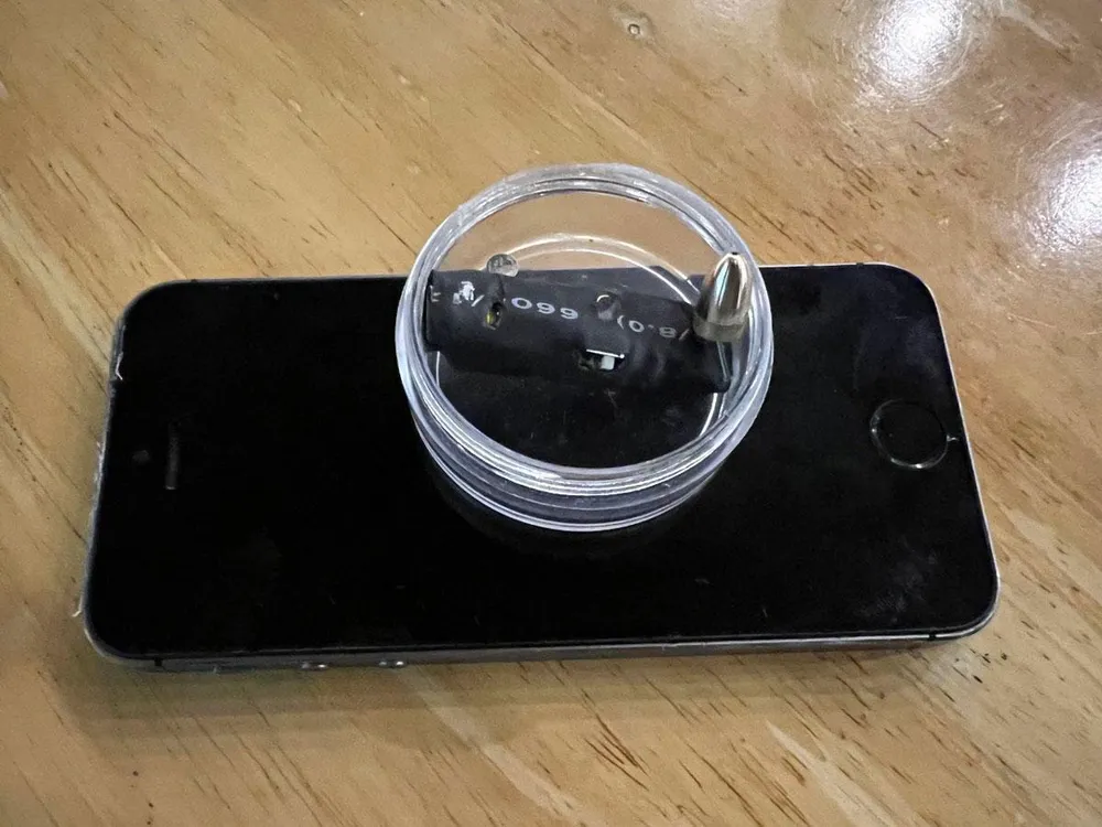 Bộ thiết bị công nghệ cao mà ông H sử dụng để gian lận thi lý thuyết ô tô. Bộ thiết bị công nghệ cao mà ông H sử dụng để gian lận thi lý thuyết ô tô.