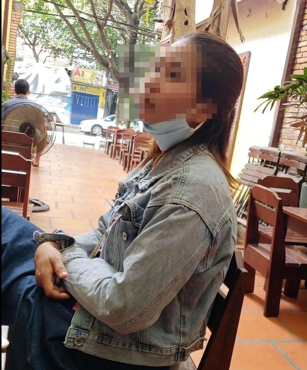 Bà K đang tư vấn cho chúng tôi việc sử dụng thiết bị công nghệ cao để gian lận trong thi lý thuyết ô tô. Bà K đang tư vấn cho chúng tôi việc sử dụng thiết bị công nghệ cao để gian lận trong thi lý thuyết ô tô.