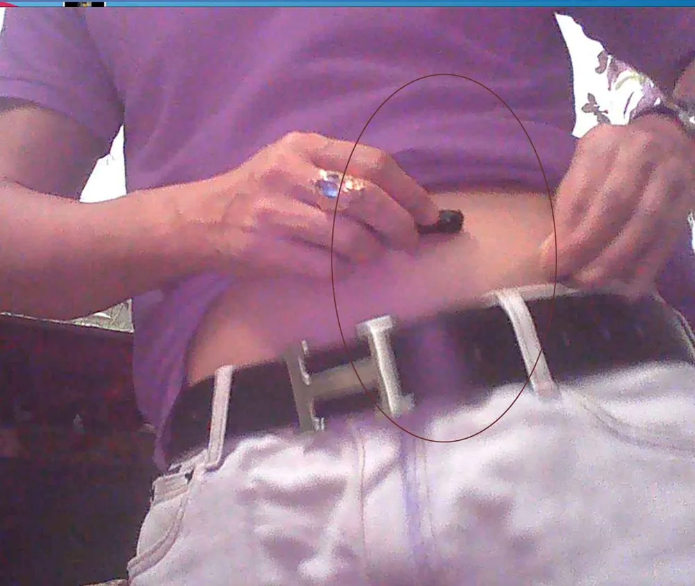 Ông H đang hướng dẫn nhét micro siêu nhỏ vào quần lót, sau đó lấy ra nhét vào khẩu trang. Ông H đang hướng dẫn nhét micro siêu nhỏ vào quần lót, sau đó lấy ra nhét vào khẩu trang.