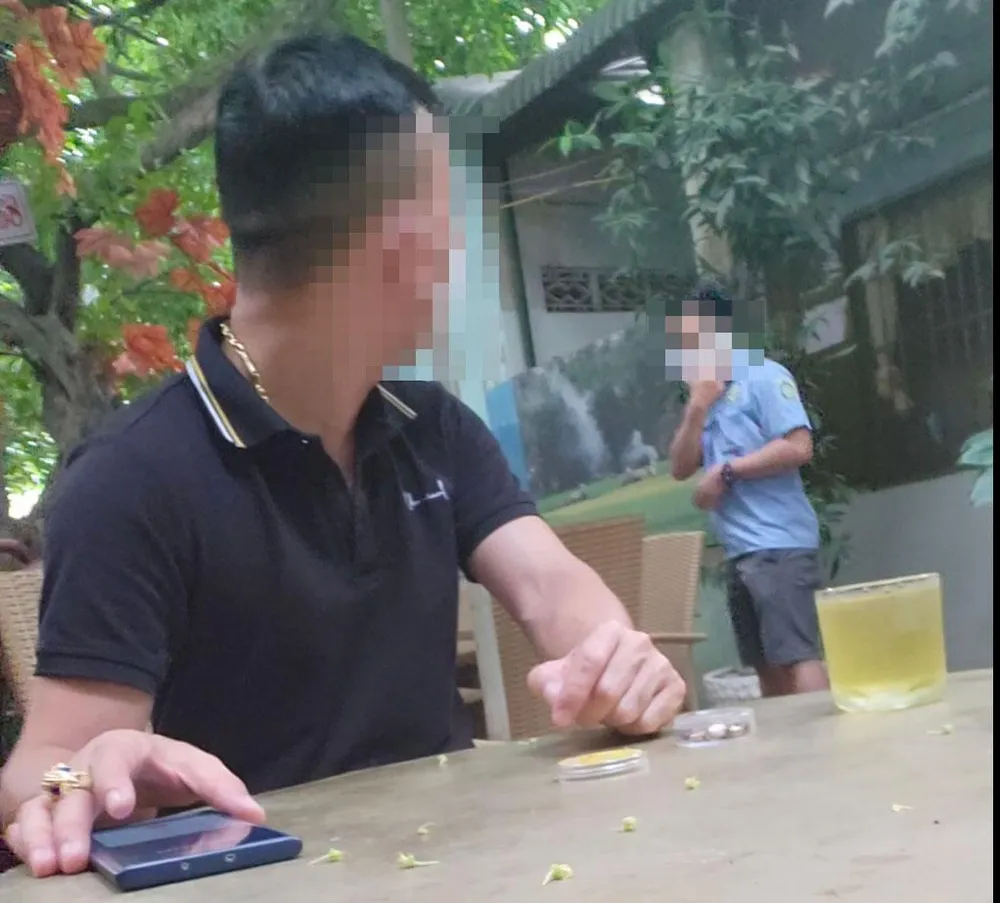 Ông H cho chúng tôi sử dụng thử các thiết bị công nghệ. Ông H cho chúng tôi sử dụng thử các thiết bị công nghệ.