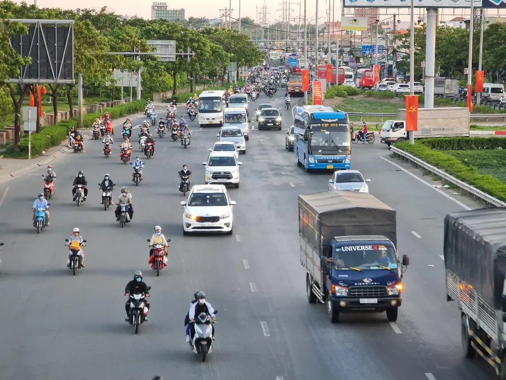 Khí thải xe máy là nguyên nhân chủ yếu gây nên ô nhiễm không khí. Ảnh: NGUYỄN CHÂU