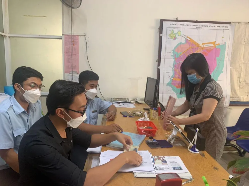 Cán bộ hộ tịch phường 22, quận Bình Thạnh giải quyết thủ tục hành chính cho người dân. Ảnh: TRÚC PHƯƠNG Cán bộ hộ tịch phường 22, quận Bình Thạnh giải quyết thủ tục hành chính cho người dân. Ảnh: TRÚC PHƯƠNG